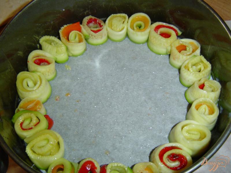 Фото приготовление рецепта: Овощной пирог-перевертыш шаг №4
