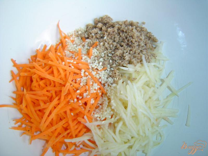 Фото приготовление рецепта: Салат из яблок, моркови, мандарин и орехов шаг №3