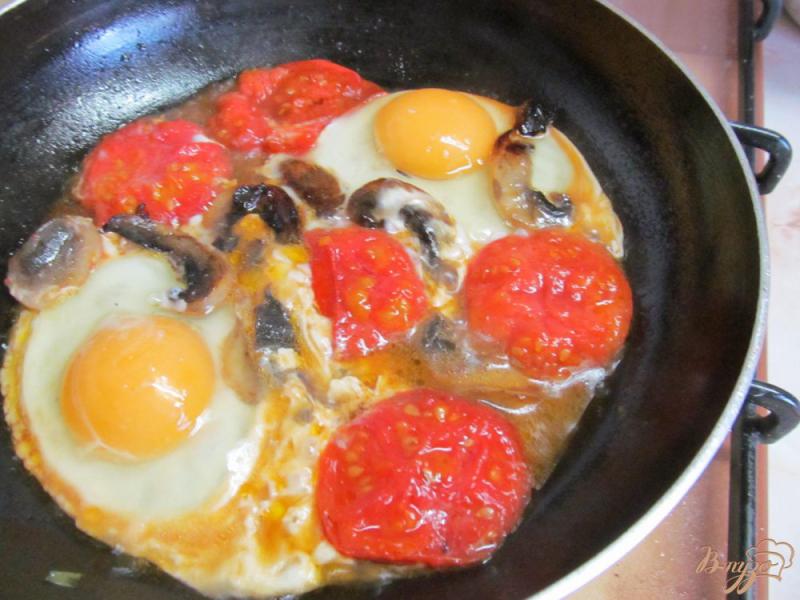 Фото приготовление рецепта: Яичница с грибами и замороженным помидором шаг №3