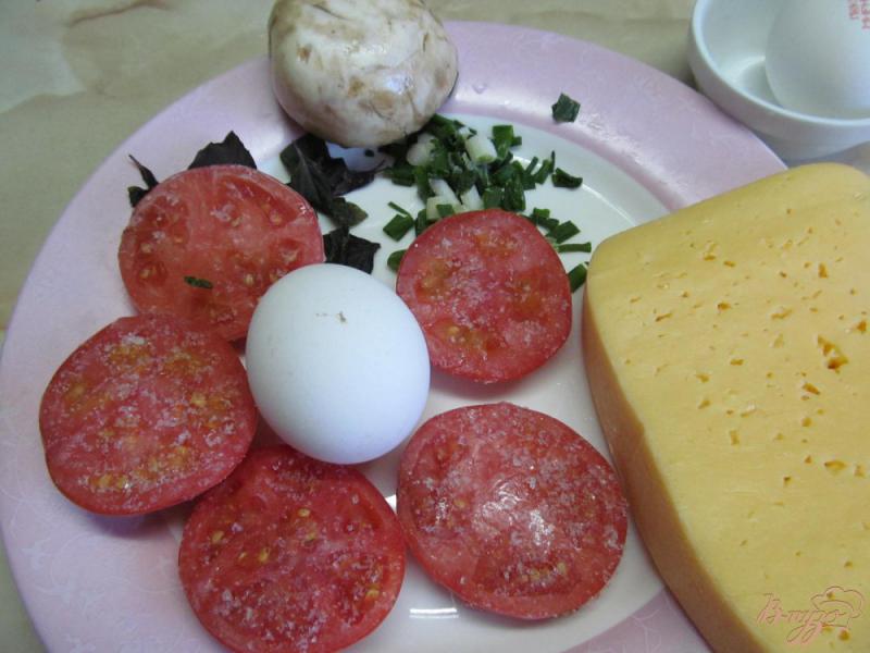 Фото приготовление рецепта: Яичница с грибами и замороженным помидором шаг №1