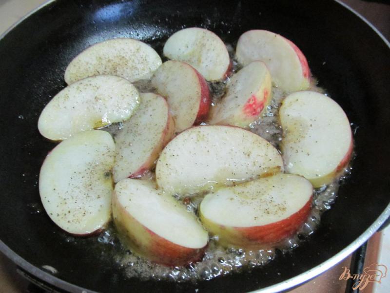 Фото приготовление рецепта: Стейк с яблоком и свеклой шаг №6