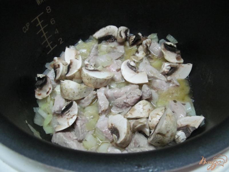 Фото приготовление рецепта: Гречневая каша с шампиньоном и свининой в мультиварке шаг №3