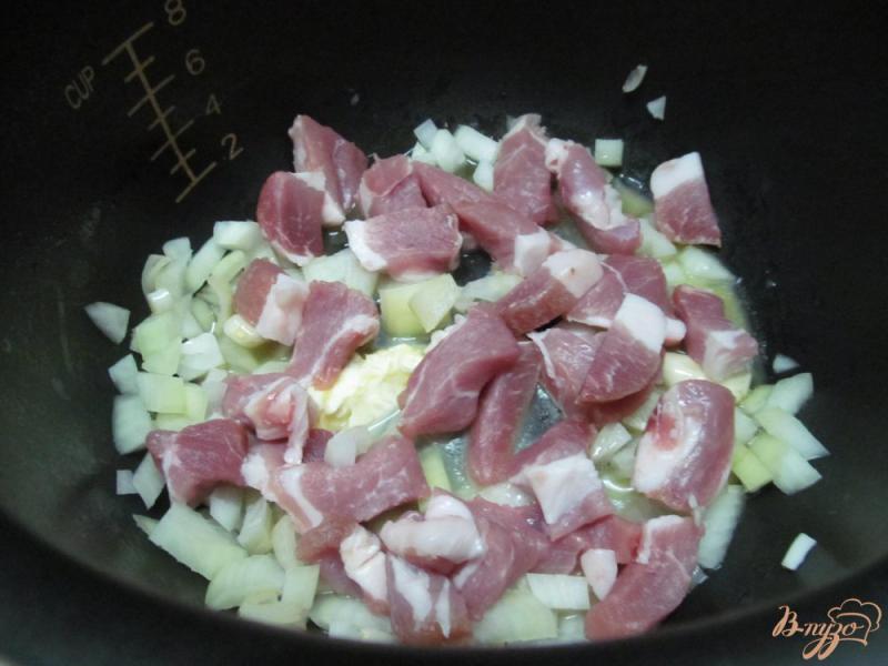 Фото приготовление рецепта: Гречневая каша с шампиньоном и свининой в мультиварке шаг №2