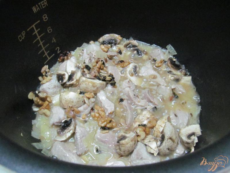 Фото приготовление рецепта: Гречневая каша с шампиньоном и свининой в мультиварке шаг №4