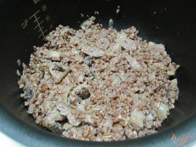Фото приготовление рецепта: Гречневая каша с шампиньоном и свининой в мультиварке шаг №6