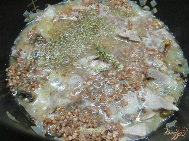 Фото приготовление рецепта: Гречневая каша с шампиньоном и свининой в мультиварке шаг №5