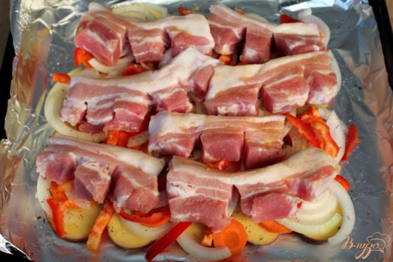 Фото приготовление рецепта: Свиная грудинка запеченая на овощной подушке шаг №7