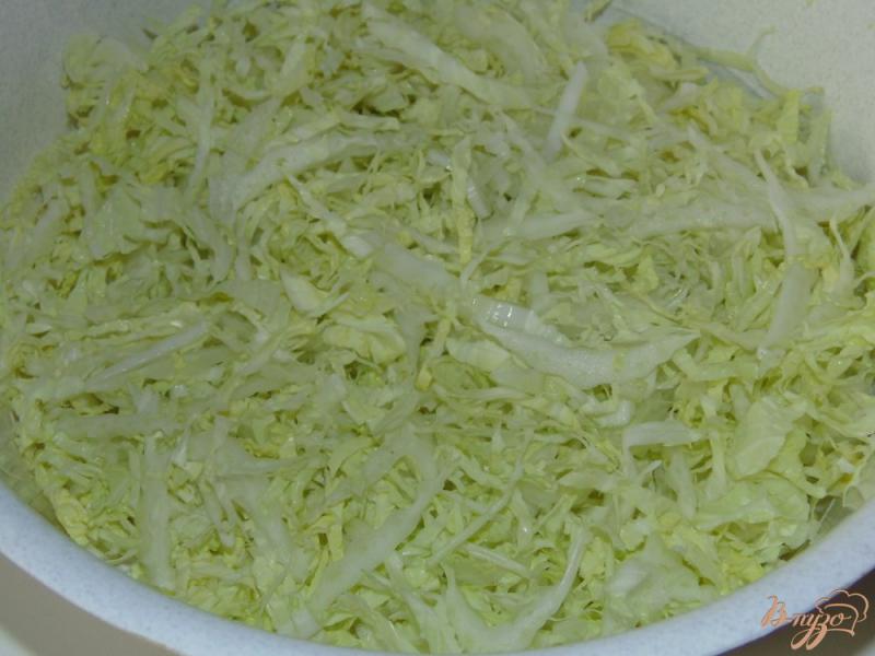 Фото приготовление рецепта: Салат из пекинской капусты с куриным мясом шаг №3