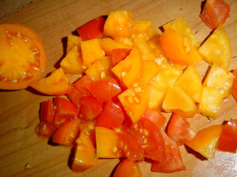 Фото приготовление рецепта: Салат из помидоров, сыра и копченой колбасы шаг №1