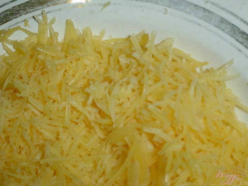 Фото приготовление рецепта: Салат из помидоров, сыра и копченой колбасы шаг №3