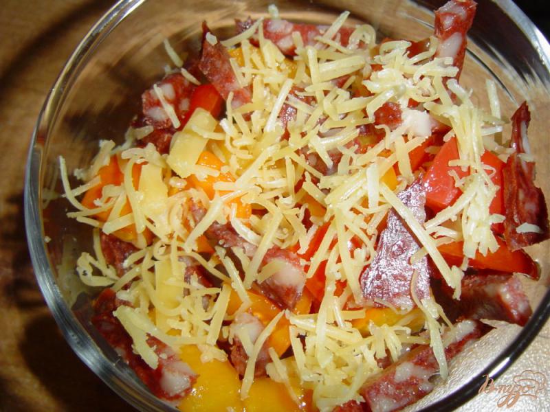 Фото приготовление рецепта: Салат из помидоров, сыра и копченой колбасы шаг №4