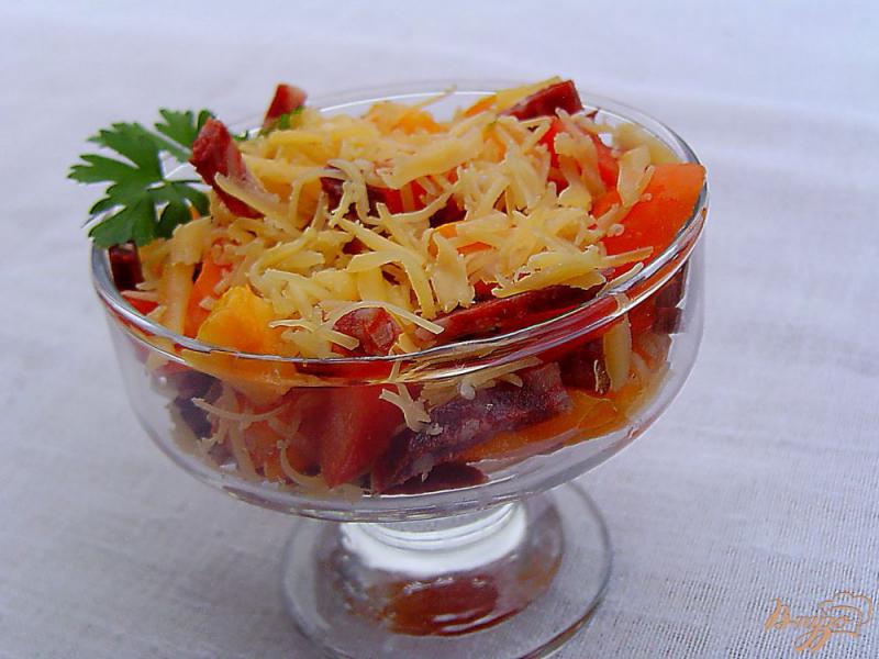 Фото приготовление рецепта: Салат из помидоров, сыра и копченой колбасы шаг №5