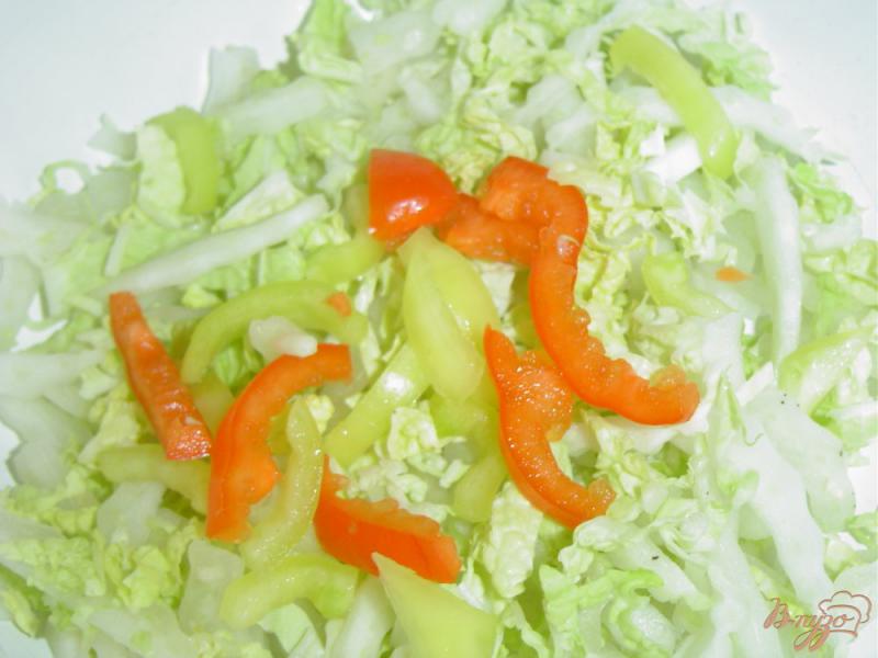 Фото приготовление рецепта: Салат из сладкого перца, пекинской капусты, огурцов и каперсов шаг №2