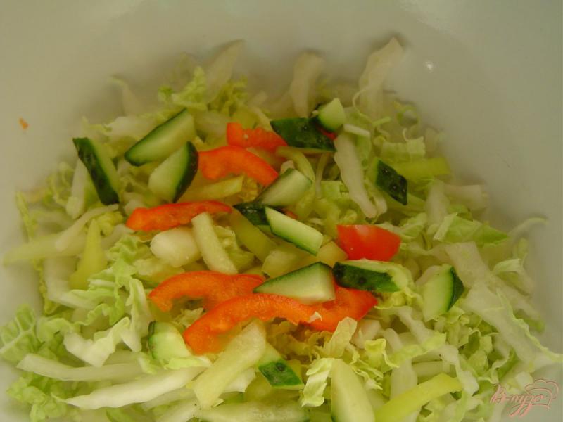 Фото приготовление рецепта: Салат из сладкого перца, пекинской капусты, огурцов и каперсов шаг №3
