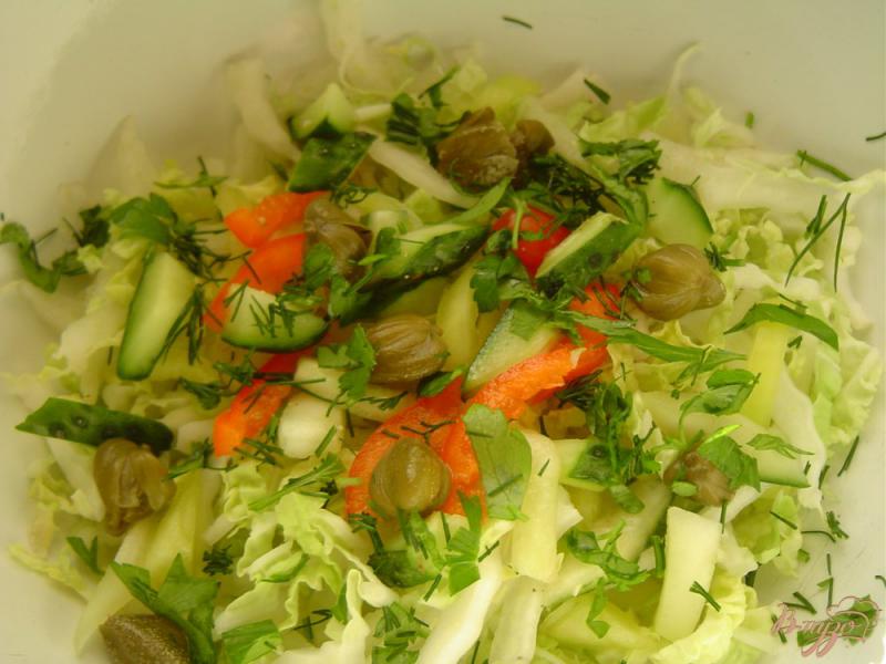 Фото приготовление рецепта: Салат из сладкого перца, пекинской капусты, огурцов и каперсов шаг №4