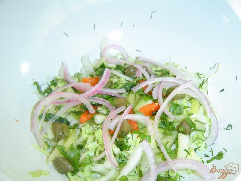 Фото приготовление рецепта: Салат из сладкого перца, пекинской капусты, огурцов и каперсов шаг №5