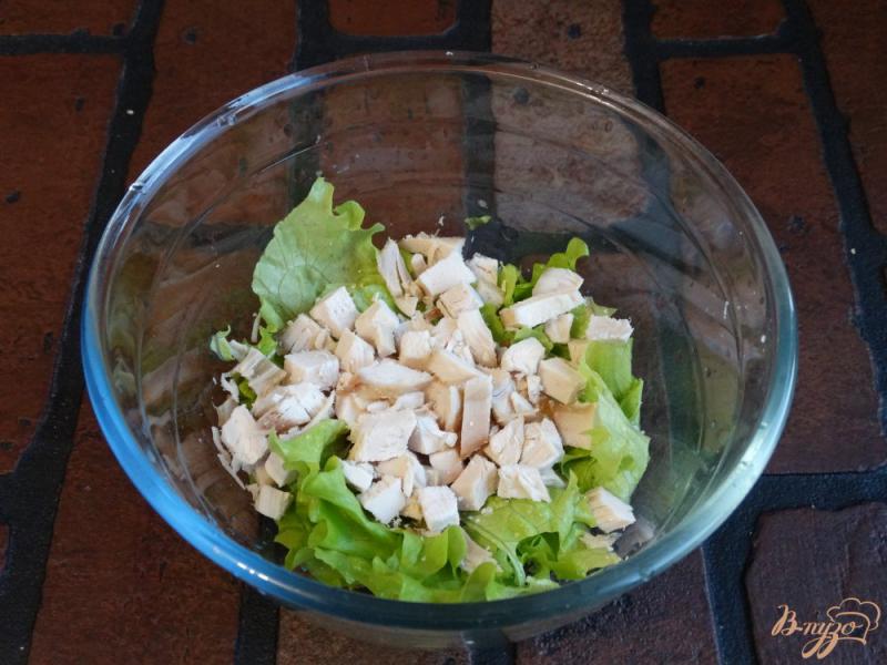 Фото приготовление рецепта: Салат с курицей и помидорами шаг №2