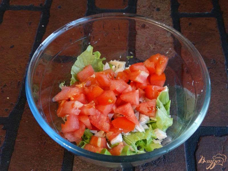 Фото приготовление рецепта: Салат с курицей и помидорами шаг №3