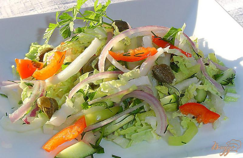 Фото приготовление рецепта: Салат из сладкого перца, пекинской капусты, огурцов и каперсов шаг №6
