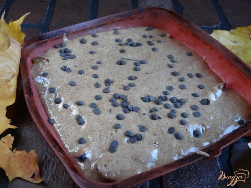 Фото приготовление рецепта: Сливовая шарлотка с какао шаг №8