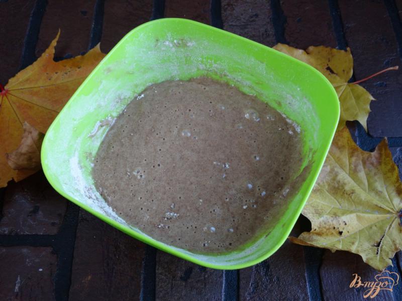 Фото приготовление рецепта: Сливовая шарлотка с какао шаг №5