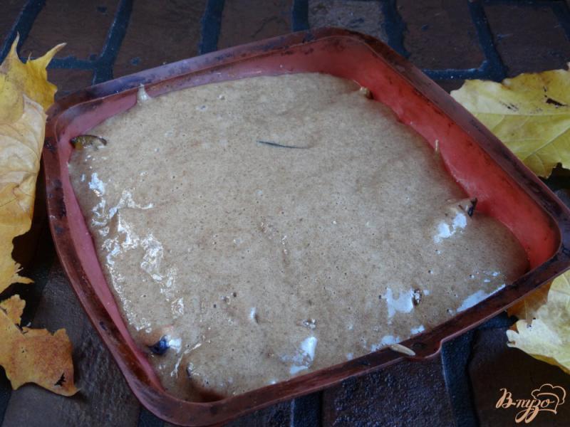 Фото приготовление рецепта: Сливовая шарлотка с какао шаг №7