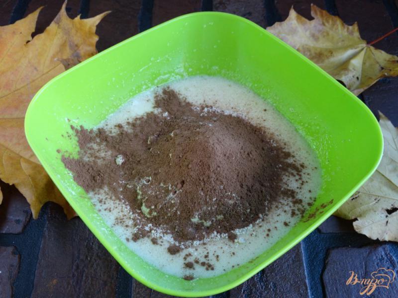Фото приготовление рецепта: Сливовая шарлотка с какао шаг №4