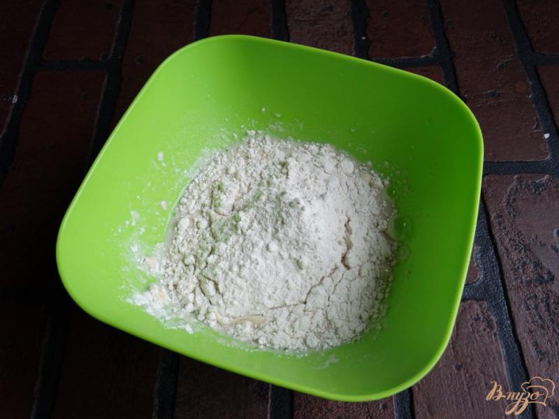 Фото приготовление рецепта: Сырная лепешка с инжиром шаг №3