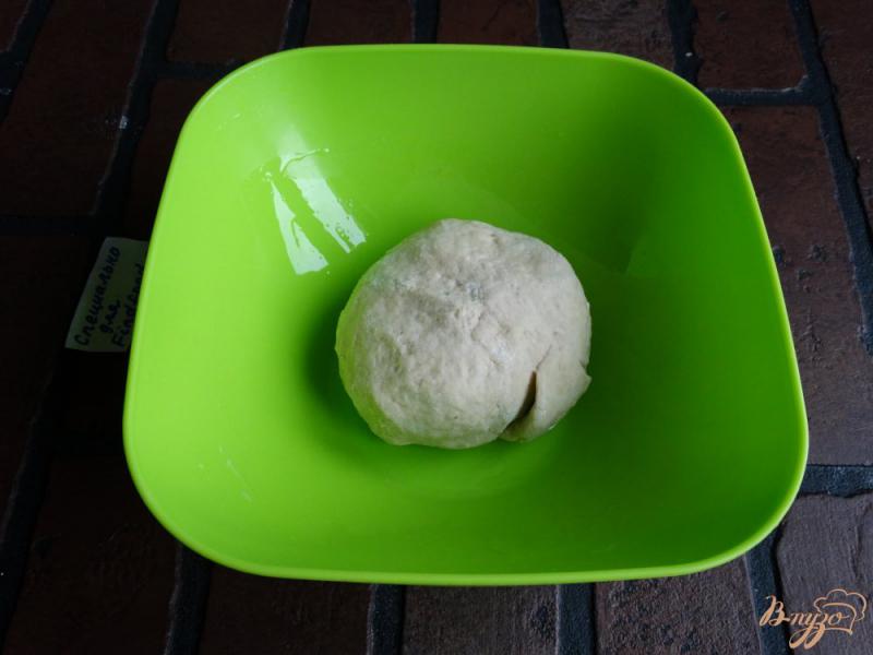 Фото приготовление рецепта: Сырная лепешка с инжиром шаг №5