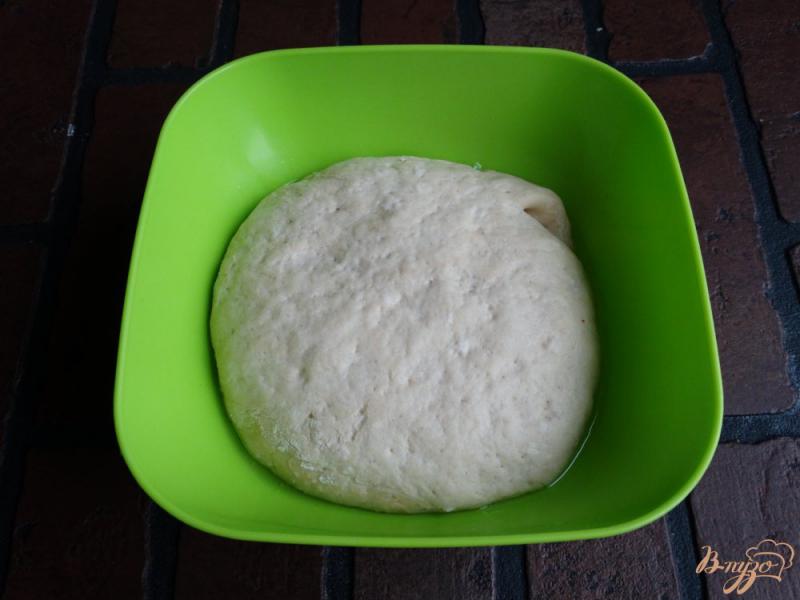 Фото приготовление рецепта: Сырная лепешка с инжиром шаг №6