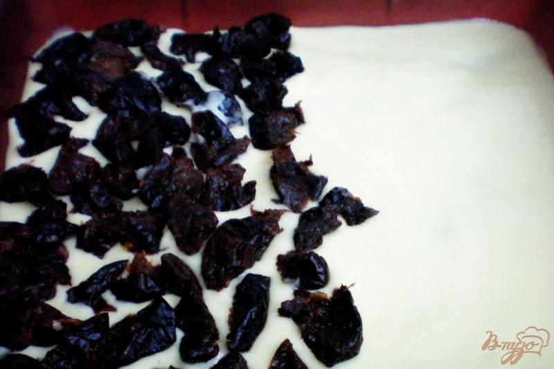 Фото приготовление рецепта: Пирог с черносливом шаг №4