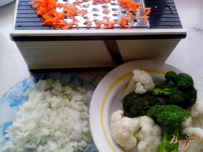 Фото приготовление рецепта: Оладьи из брокколи и цветной капусты шаг №2