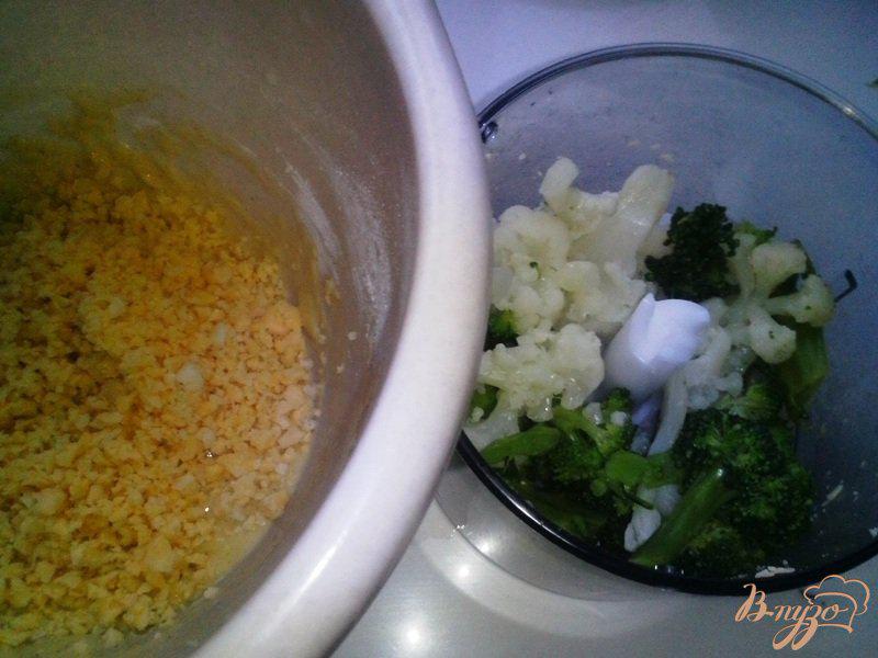 Фото приготовление рецепта: Оладьи из брокколи и цветной капусты шаг №4