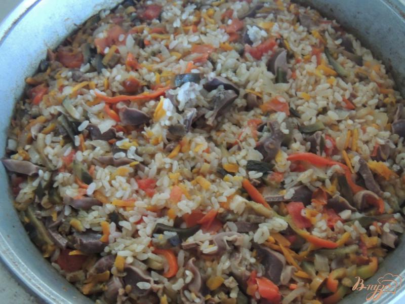 Фото приготовление рецепта: Рис с желудочками и овощами шаг №6