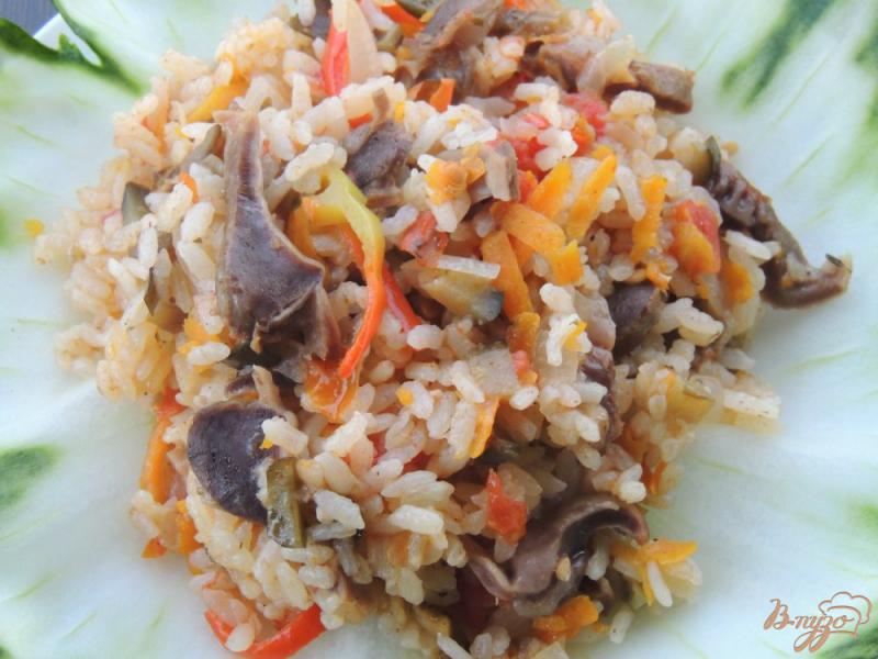 Фото приготовление рецепта: Рис с желудочками и овощами шаг №7