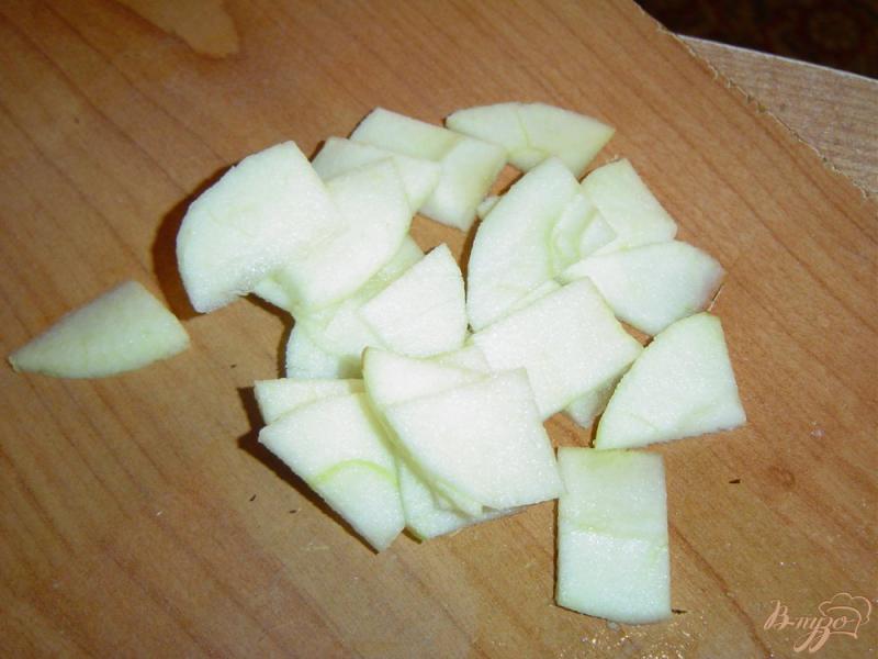 Фото приготовление рецепта: Салат из цветной капусты, яблока,огурца и оливок шаг №2