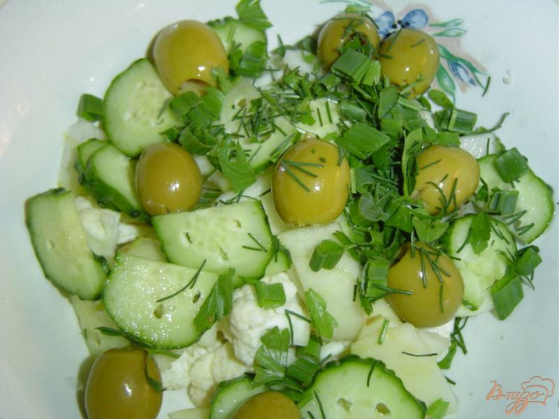 Фото приготовление рецепта: Салат из цветной капусты, яблока,огурца и оливок шаг №4