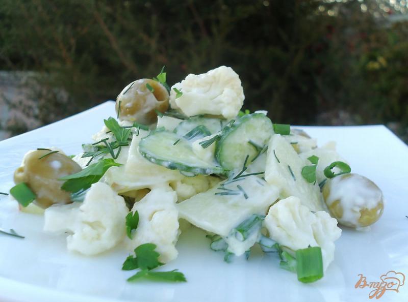 Фото приготовление рецепта: Салат из цветной капусты, яблока,огурца и оливок шаг №5