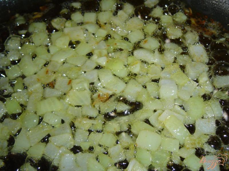 Фото приготовление рецепта: Морковный салат с яйцами,луком и орехами шаг №2