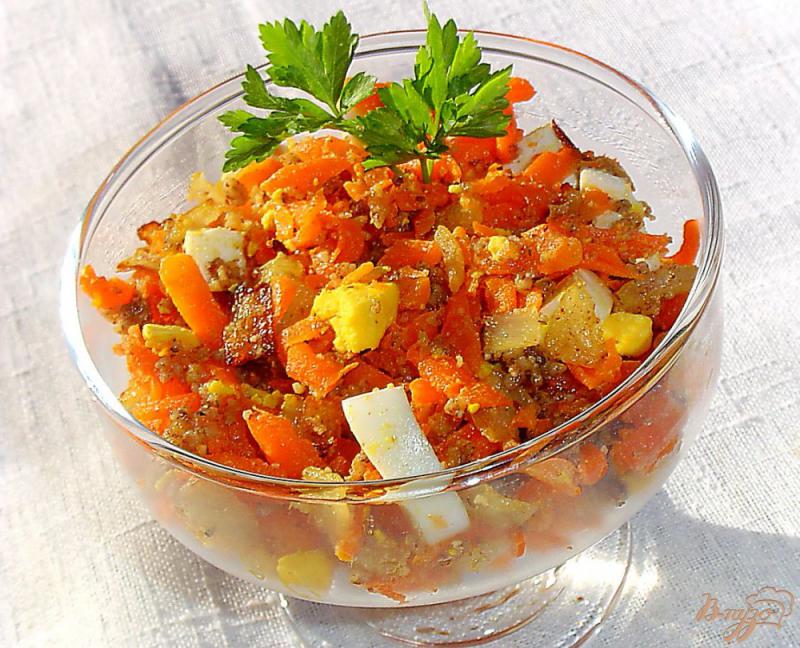 Фото приготовление рецепта: Морковный салат с яйцами,луком и орехами шаг №4