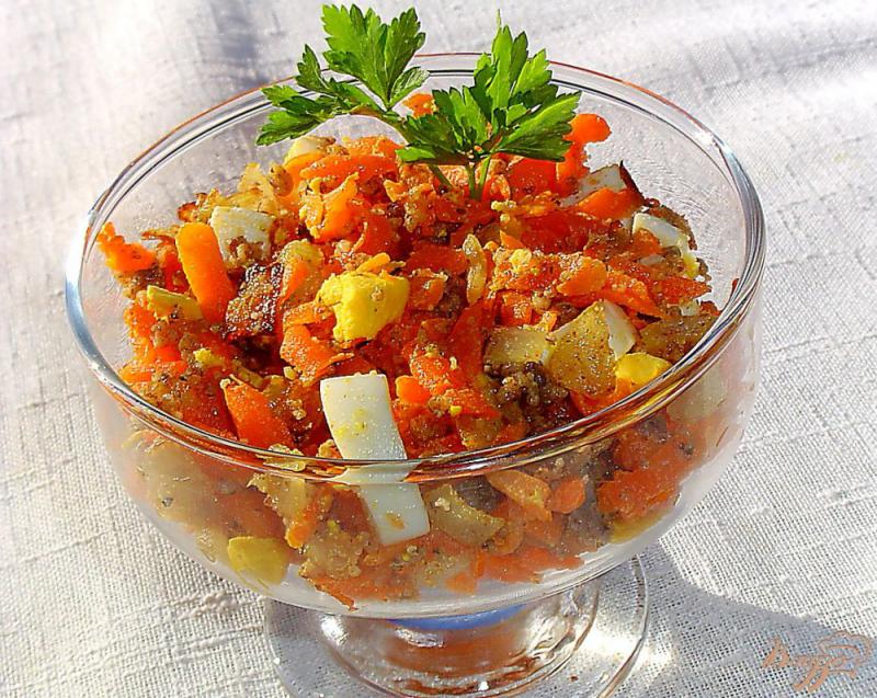 Фото приготовление рецепта: Морковный салат с яйцами,луком и орехами шаг №5