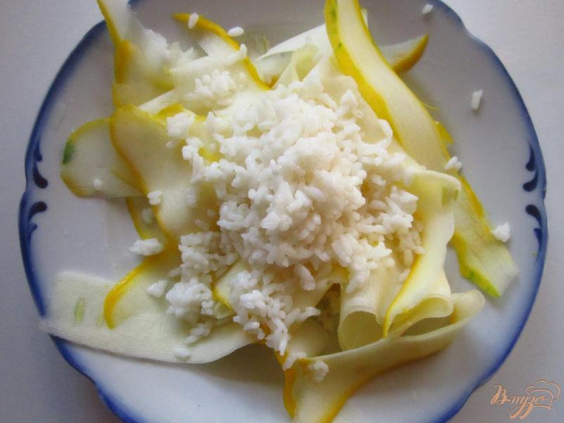 Фото приготовление рецепта: Салат с кабачком и рисом шаг №2