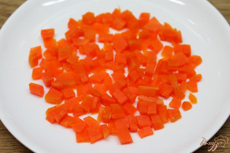 Фото приготовление рецепта: Салат из моркови, печени трески и перепелиных яиц шаг №1