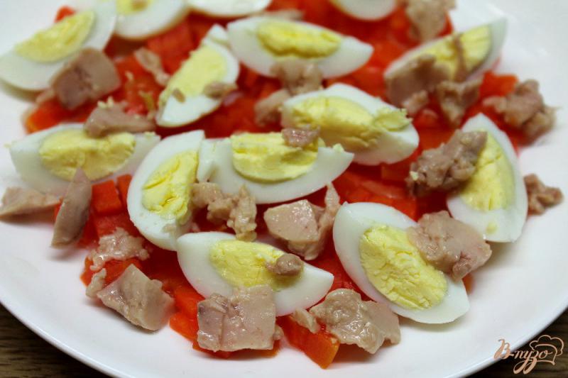 Фото приготовление рецепта: Салат из моркови, печени трески и перепелиных яиц шаг №4