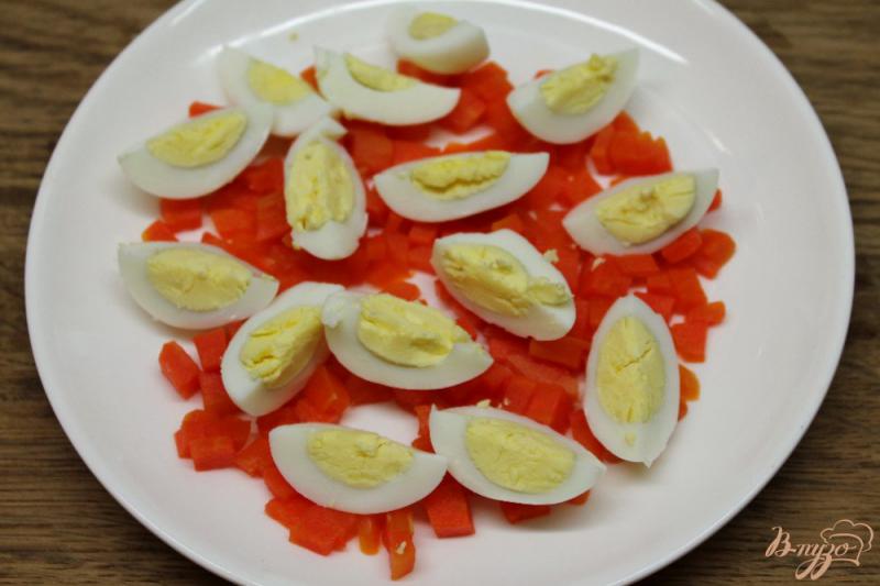 Фото приготовление рецепта: Салат из моркови, печени трески и перепелиных яиц шаг №3