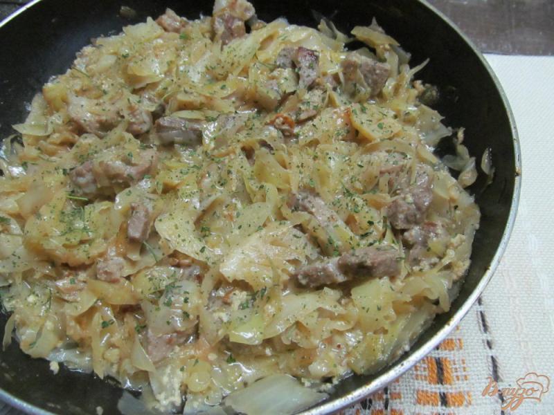Фото приготовление рецепта: Тушенная капуста с мясом в кефире шаг №5
