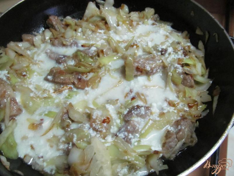 Фото приготовление рецепта: Тушенная капуста с мясом в кефире шаг №4