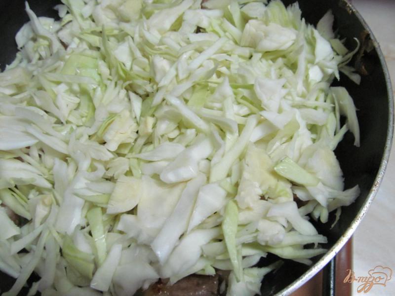Фото приготовление рецепта: Тушенная капуста с мясом в кефире шаг №3