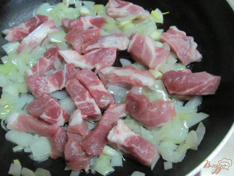 Фото приготовление рецепта: Тушенная капуста с мясом в кефире шаг №2