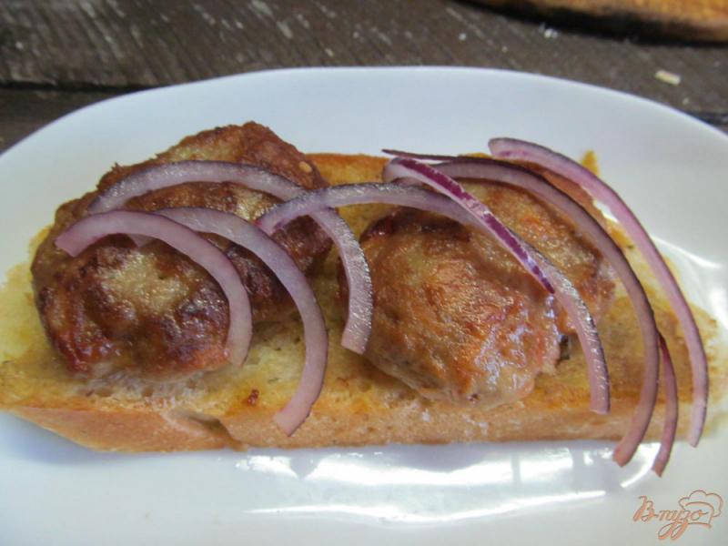 Фото приготовление рецепта: Бутерброд с котлетой и яйцом шаг №6